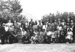 Photo d'un groupe de participants à la rencontre de 1947